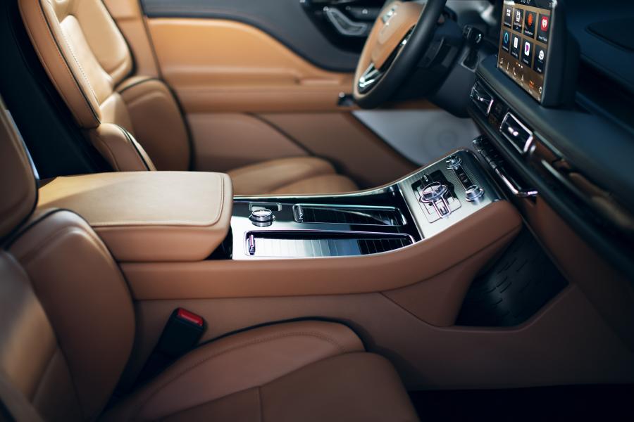 Интерьер Lincoln Aviator Black Label 2019 года  (фото 11 из 48)